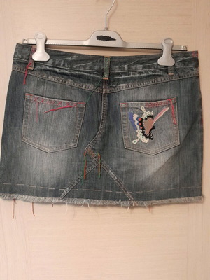 Oasis denim skirt size 40 like new with beautiful embroidery