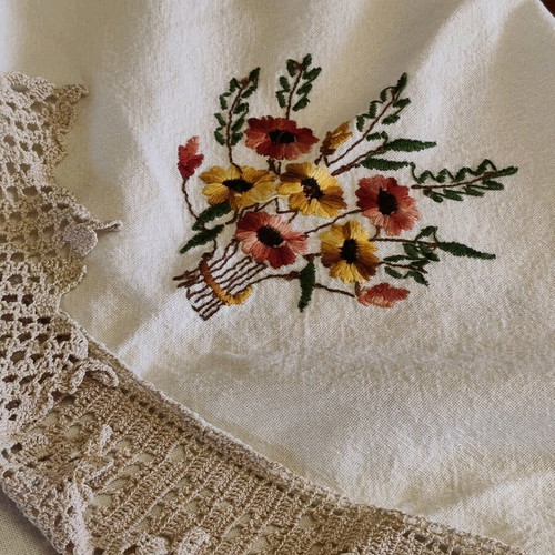 Handmade tablecloth like new, 160 centimeters