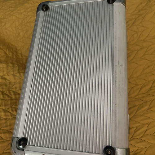 Aluminum makeup and aesthetic tools case with keys