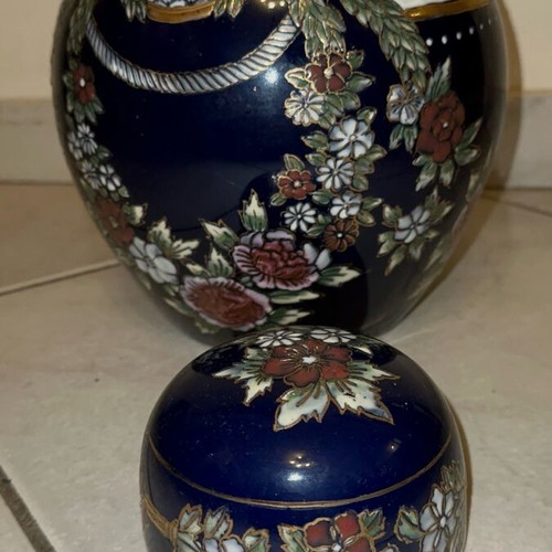Blue vase with removable lid like new