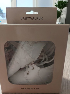 Babywalker παπουτσάκια αγκαλιάς δερμάτινα καινούργια, νούμερο 18-19