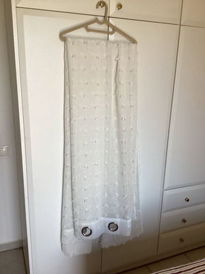 Бяла полупрозрачна завеса 140x250см с халки и пискюли