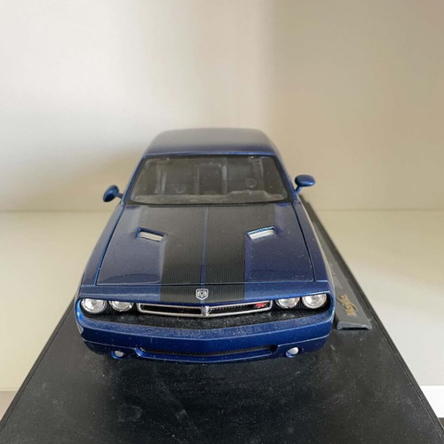 Maisto 2006 Dodge Challenger Concept 1:18 used collectible model with stand