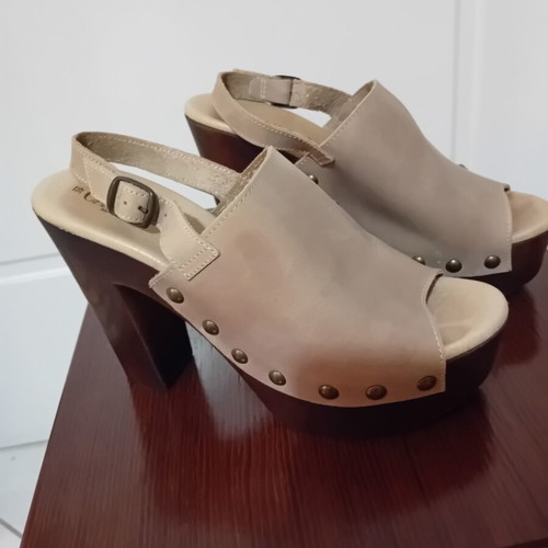 Carmela Footwear women's leather high-heeled sandals used, size 39, beige