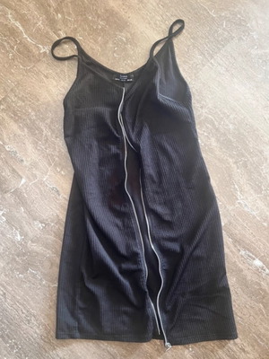 Bershka black dress with zipper medium large like new