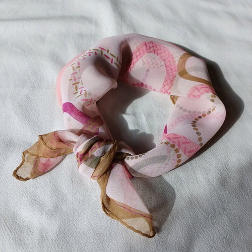 Women’s scarf used with geometric pattern in pink and brown