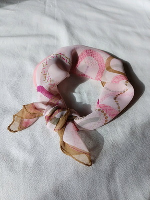 Women’s scarf used with geometric pattern in pink and brown