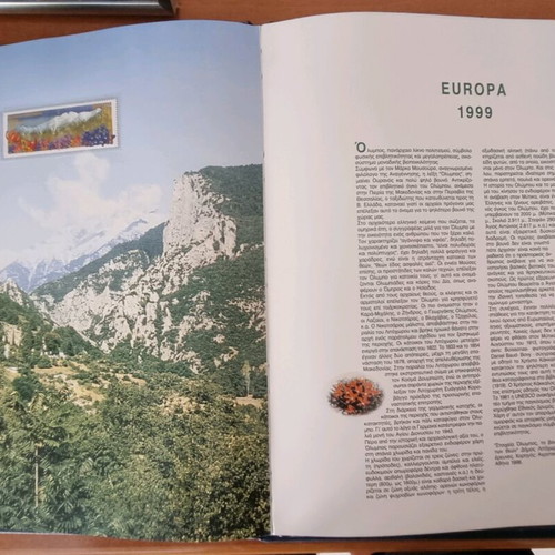 Annual luxury stamp album 1999 new