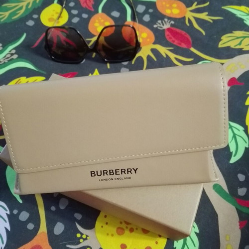 Burberry sunglasses like new, black