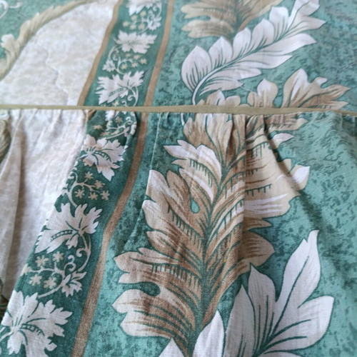 Vintage bed or sofa throw like new, green and beige classic design