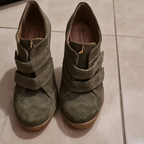 Beatrice Estell suede leather oil pumps new, size 38, green