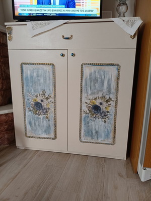 Cabinet like new with drawer and two shelves