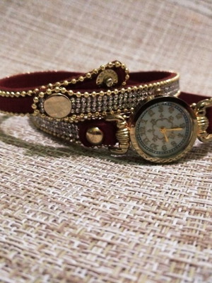 Ρολόι βραχιόλι γυναικείο καινούργιο, κόκκινο με χρυσά στοιχεία