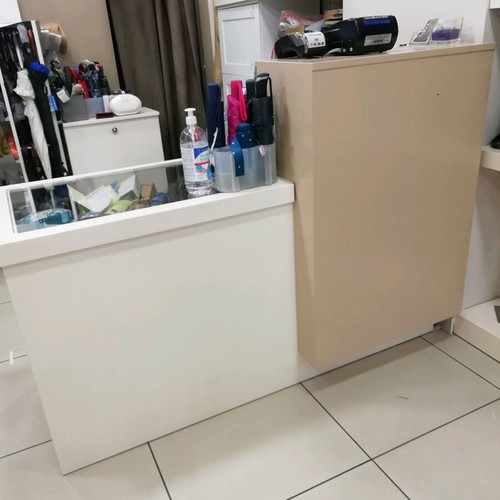 Professional desk like new with glass showcase surface