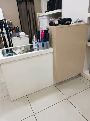 Επαγγελματικό γραφείο σαν καινούργιο με τζάμι βιτρίνα