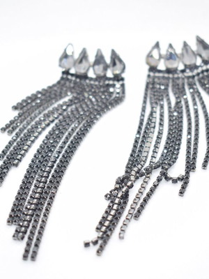 Earrings in black color with shiny details new