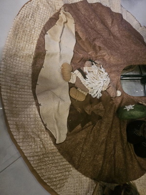 Christmas tree skirt like new