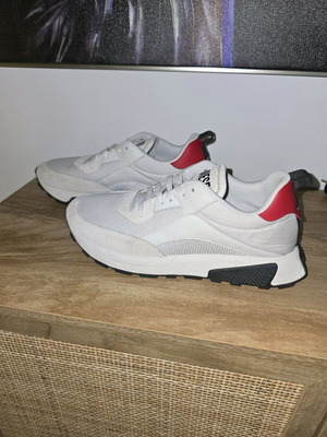 Diesel Sneakers νούμερο 44 σαν καινούργιο, άσπρα και κόκκινα δερμάτινα