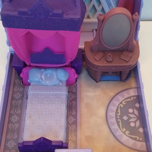Hasbro Disney Frozen 2 Scene Set Elsa used, brown bedroom