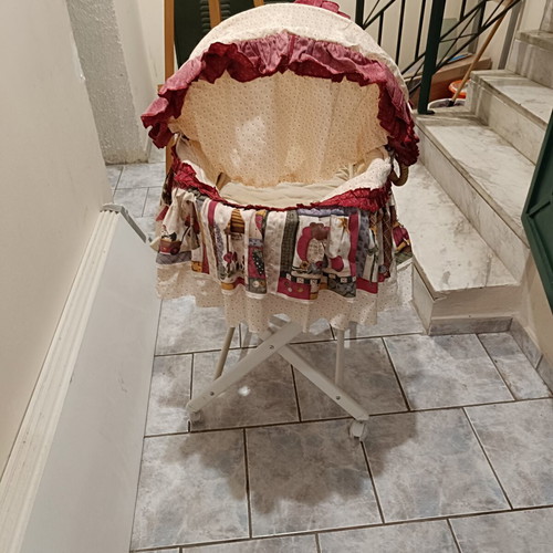 Baby bassinet with mattress and base, like new, straw