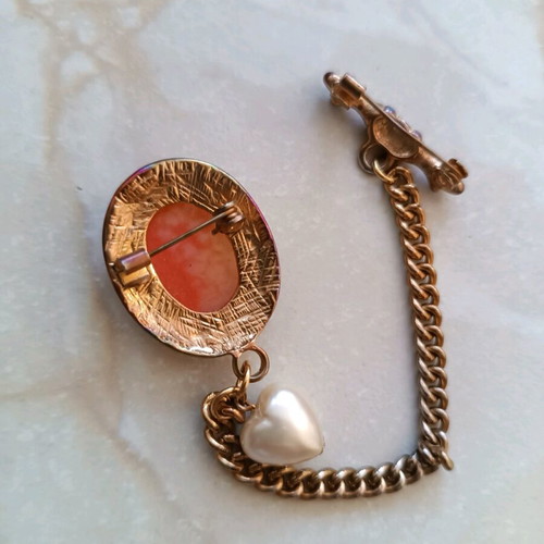 Cameo pin vintage like new with heart-shaped pearl