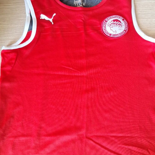 Authentic Olympiakos Puma T-shirt (Small)