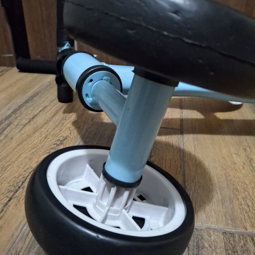 Children's balance bike with 4 wheels, ergonomic seat