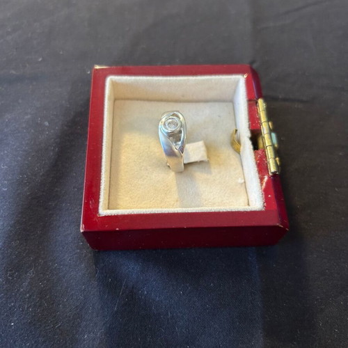 Silver 925 ring with white stone like new