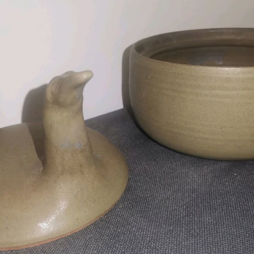 Ceramic decoration used, khaki with bird-shaped lid