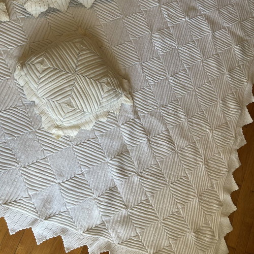 Vintage handmade crochet bedspread with 3 matching pillows white/ecru
