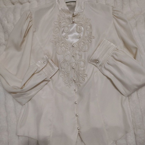 Women's blouse with embroidery and pearls size M like new