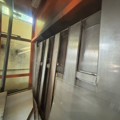 Waterfall cabin with stainless steel floor and waterfall for painting