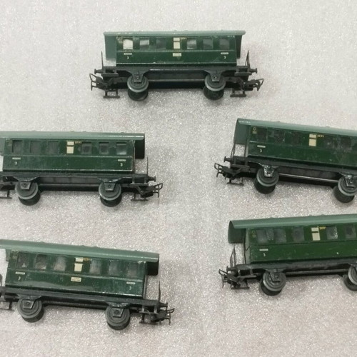 Marklin HO passenger wagons 5 used