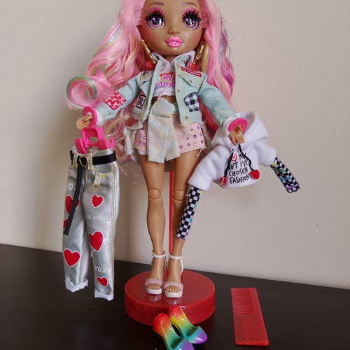 Rainbow High Kia Hart Special Edition fashion doll, complete set