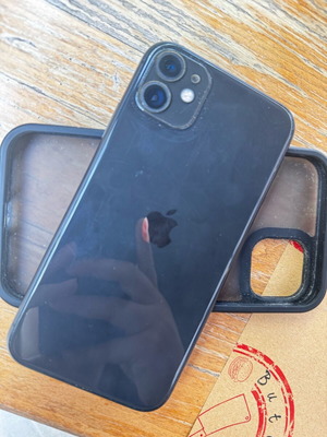 iPhone 11 128GB used, black, 80% battery health