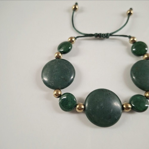 Bracelet with green stones and gold details, adjustable cord