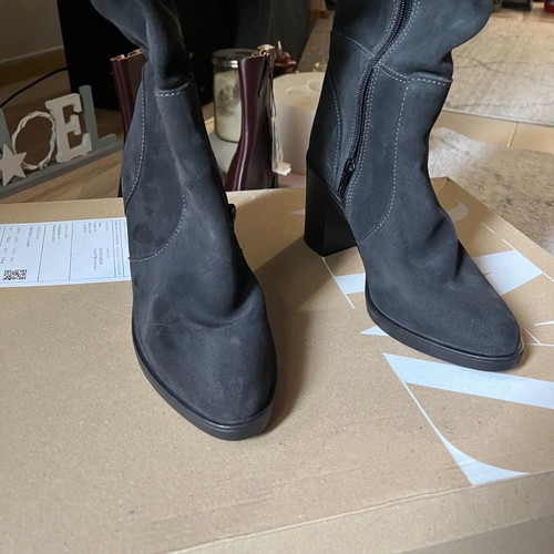 Kurt Geiger tall grey suede boots new, size 37