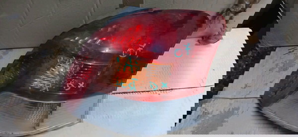 Toyota Yaris - дясна светлина фар стоп
