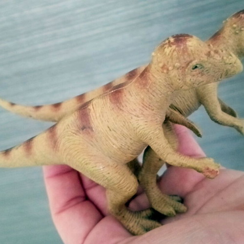 Dinosaur figure collection, pack of 18, including 2 with wheels