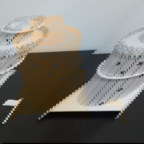 Декоративна конструкция Бялата кула употребявана, счупено знаме