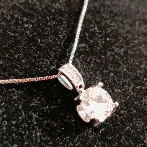 Silver solitaire necklace new, elegant with sparkling crystal