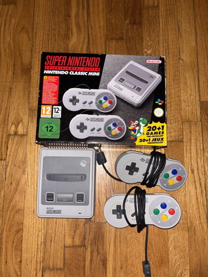 Nintendo Snes Mini κονσόλα σαν καινούργιο με 2 χειριστήρια και αξεσουάρ