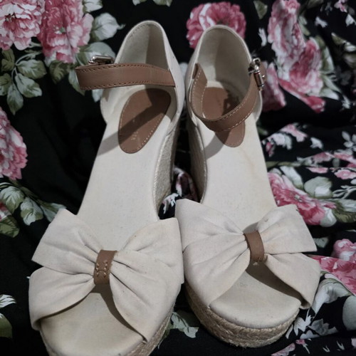 Tommy Hilfiger beige platform sandals size 40