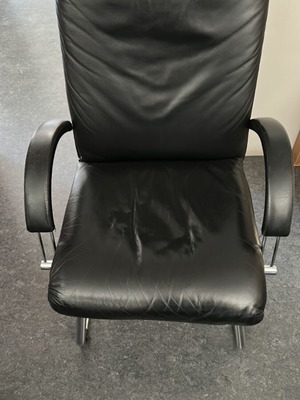 Σετ με 2 δερμάτινες καρέκλες επισκέπτη SATO μεταχειρισμένες