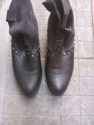 Brown ankle boots like new with studs, leather and suede, size 39