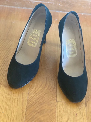 Kozatsa Creations black suede pumps like new, size 36
