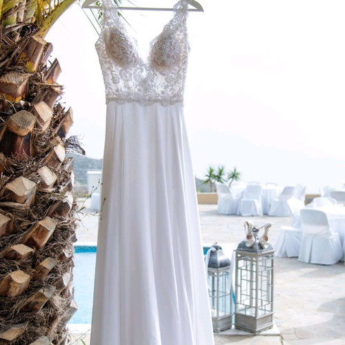 Wedding dress like new, size XS, with veil, shorts, case and garter