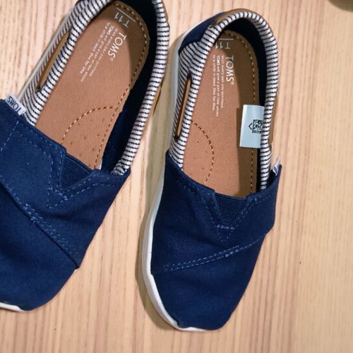 Toms navy casual shoes for boys like new, size 28.5