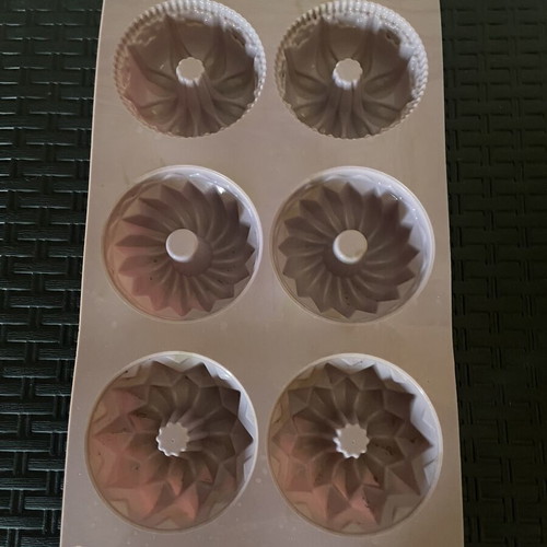 Muffin Silicone Mold 6-Cup Cook Shop like new, purple
