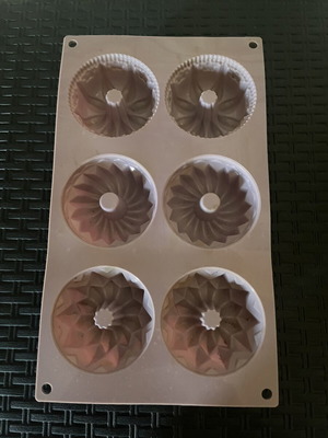 Muffin Silicone Mold 6-Cup Cook Shop like new, purple